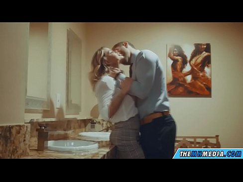 ❤️ Wakati blonde mwenye busty anakutongoza kwenye choo cha umma ️ ❌️❤